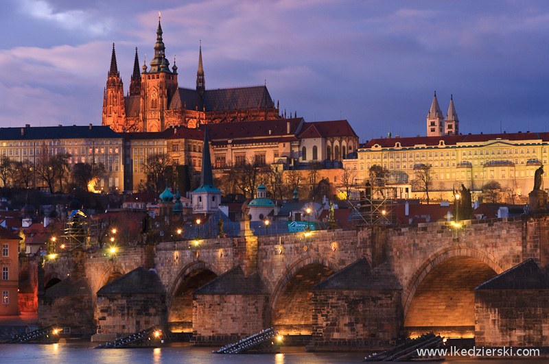 praga most karola blue hour