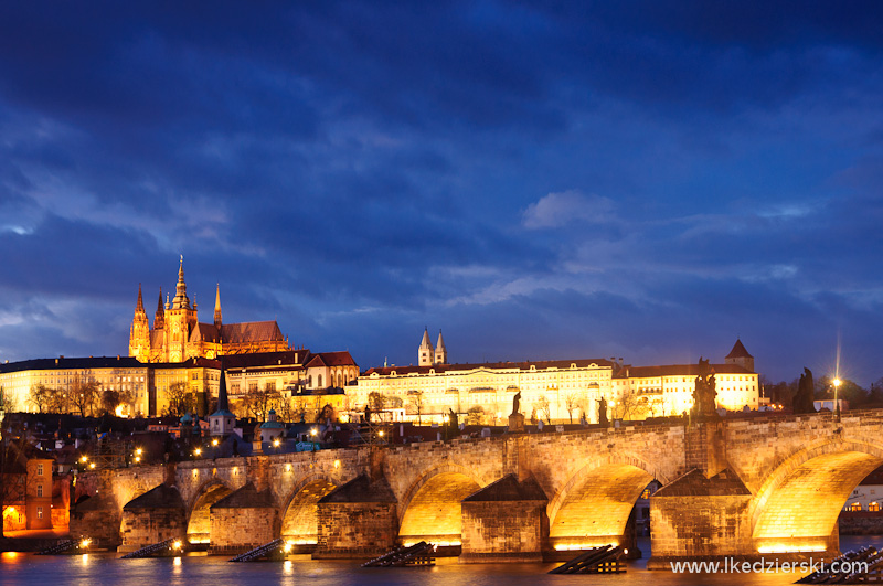 praga most karola blue hour