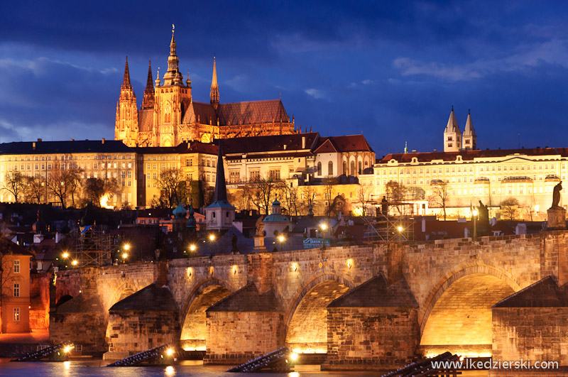 praga most karola blue hour