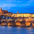 praga most karola blue hour