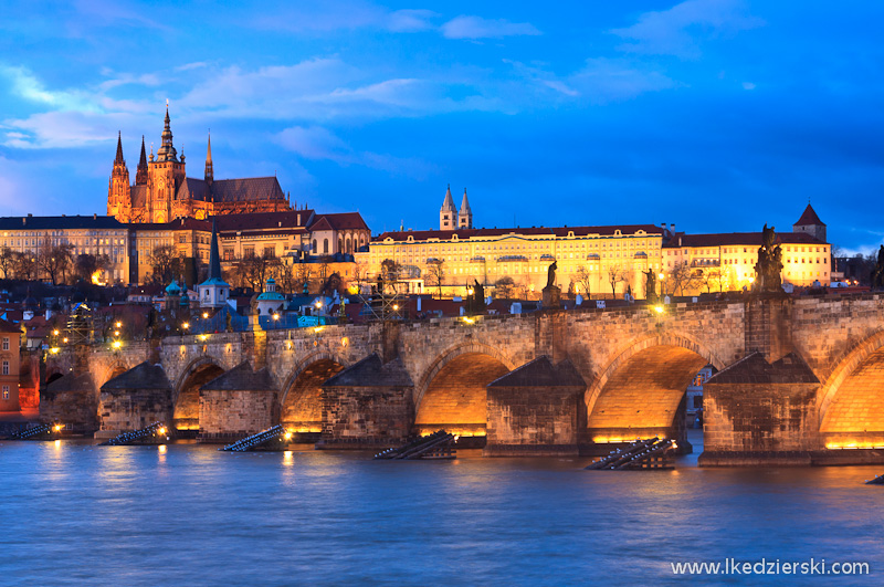 praga most karola blue hour