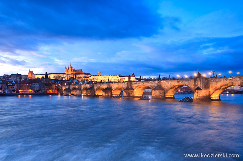 praga most karola blue hour