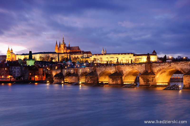 praga most karola blue hour