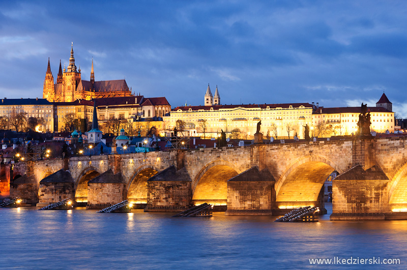 praga most karola blue hour