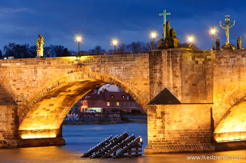 praga most karola blue hour