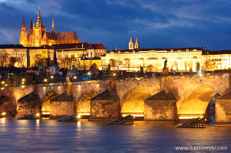 praga most karola blue hour