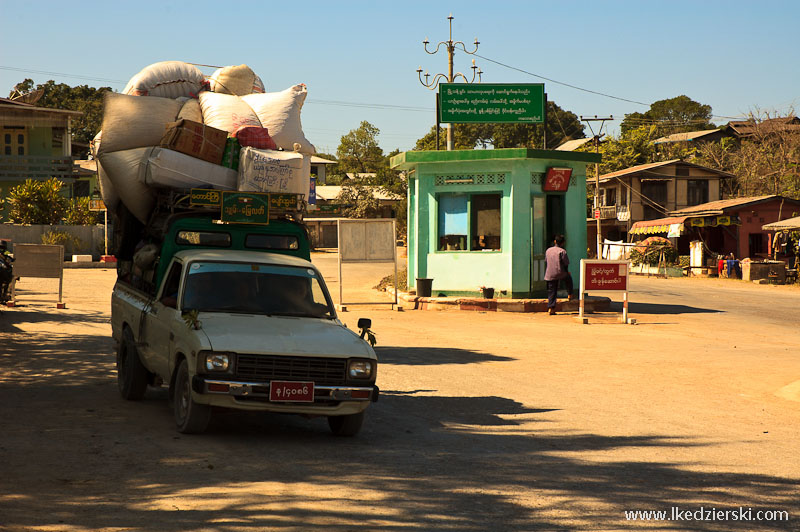 transport w birmie przeładowany samochód