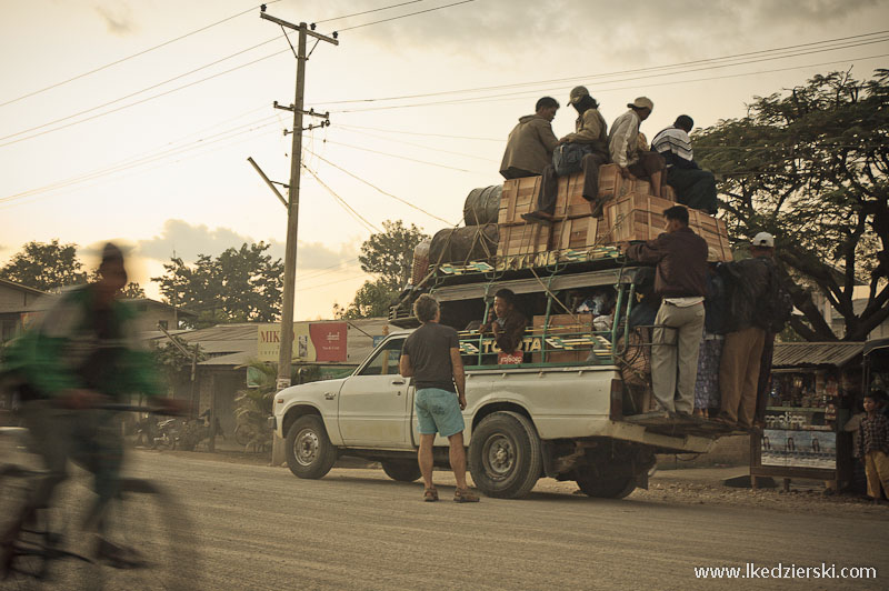 transport w birmie przeładowany samochód