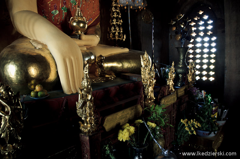 Zwiedzanie Baganu. Wnętrze stupy, czyli buddyjskiej budowli sakralnej.