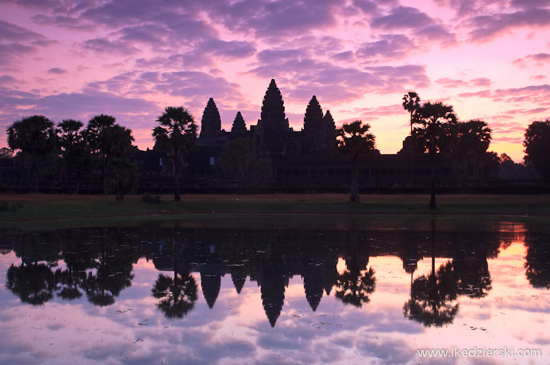 angkor wat o wschodzie słońca