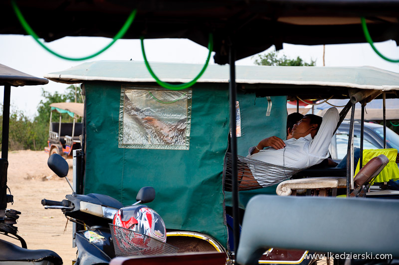 Tuk tuk driver - w oczekiwaniu na klientów.