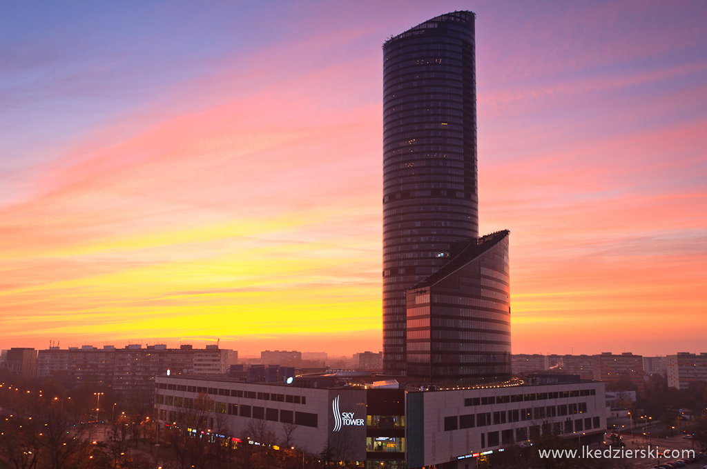 sky tower o zachodzie słońca zdjęcia