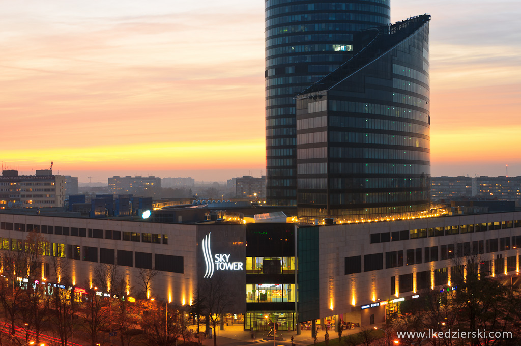 sky tower o zachodzie słońca zdjęcia