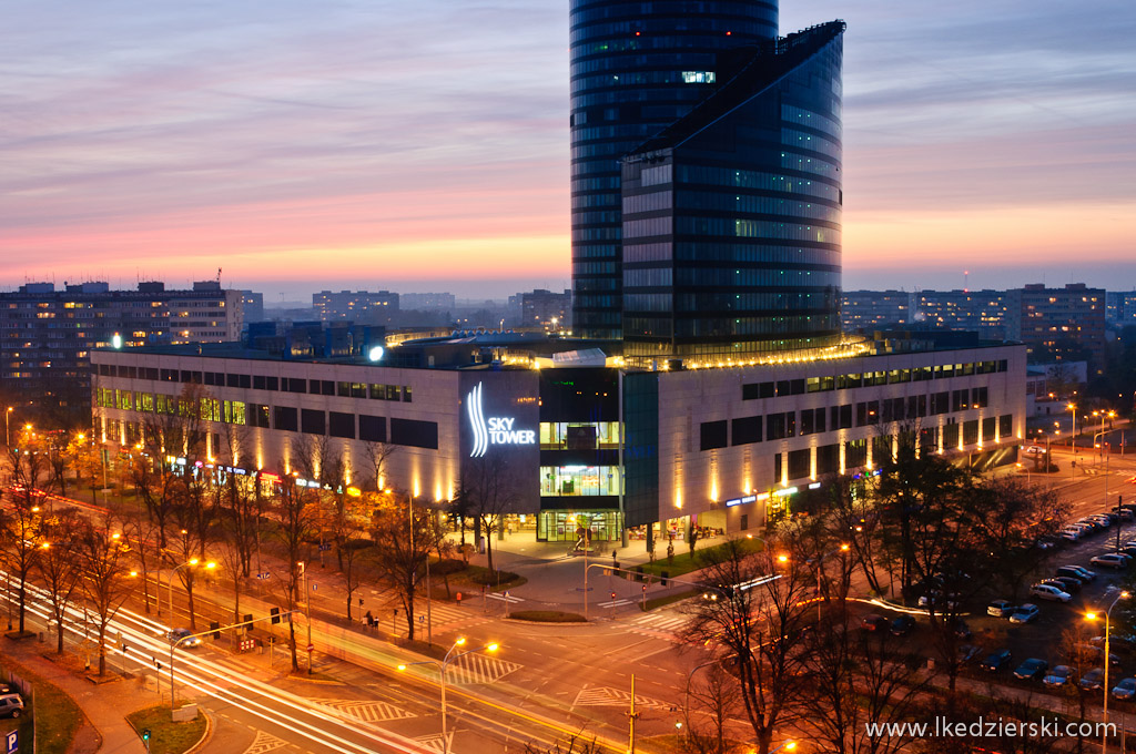 sky tower o zachodzie słońca zdjęcia