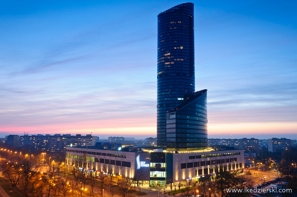 sky tower o zachodzie słońca zdjęcia