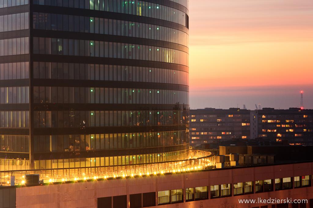 sky tower o zachodzie słońca zdjęcia