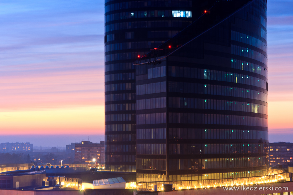 sky tower o zachodzie słońca zdjęcia