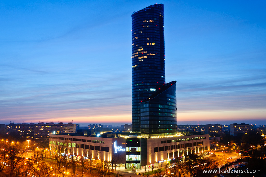 sky tower o zachodzie słońca zdjęcia