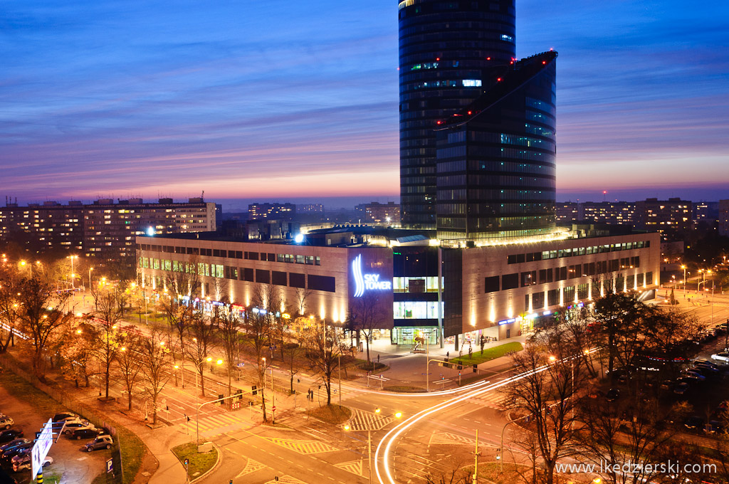 sky tower o zachodzie słońca zdjęcia