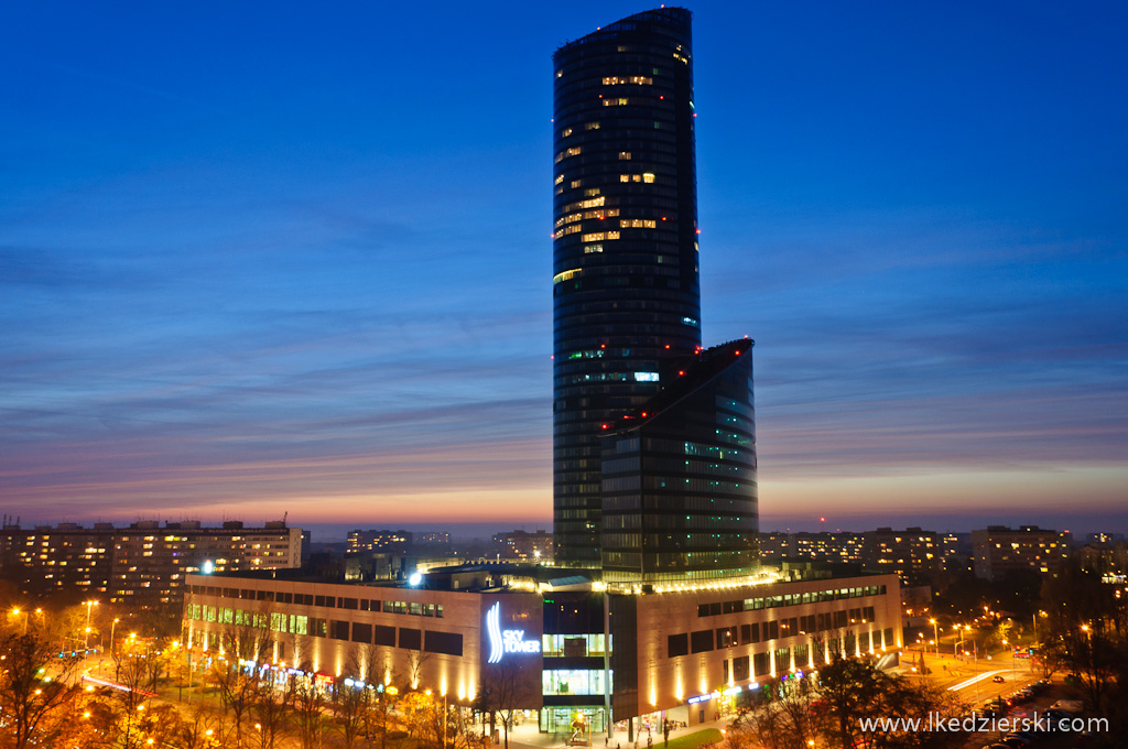 sky tower o zachodzie słońca zdjęcia