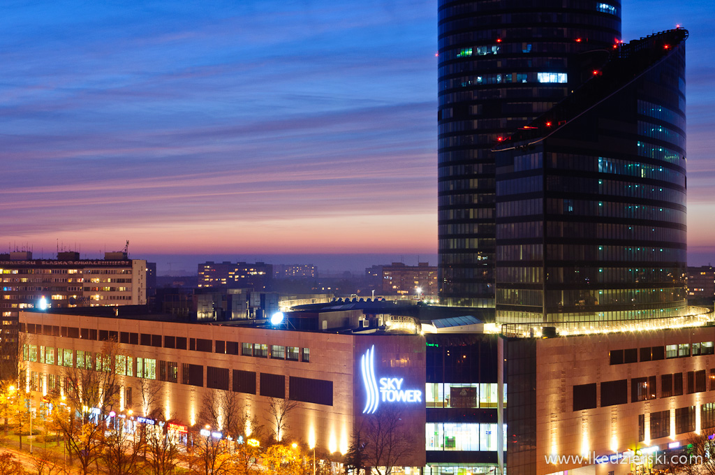 sky tower o zachodzie słońca zdjęcia