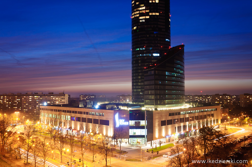 sky tower o zachodzie słońca zdjęcia