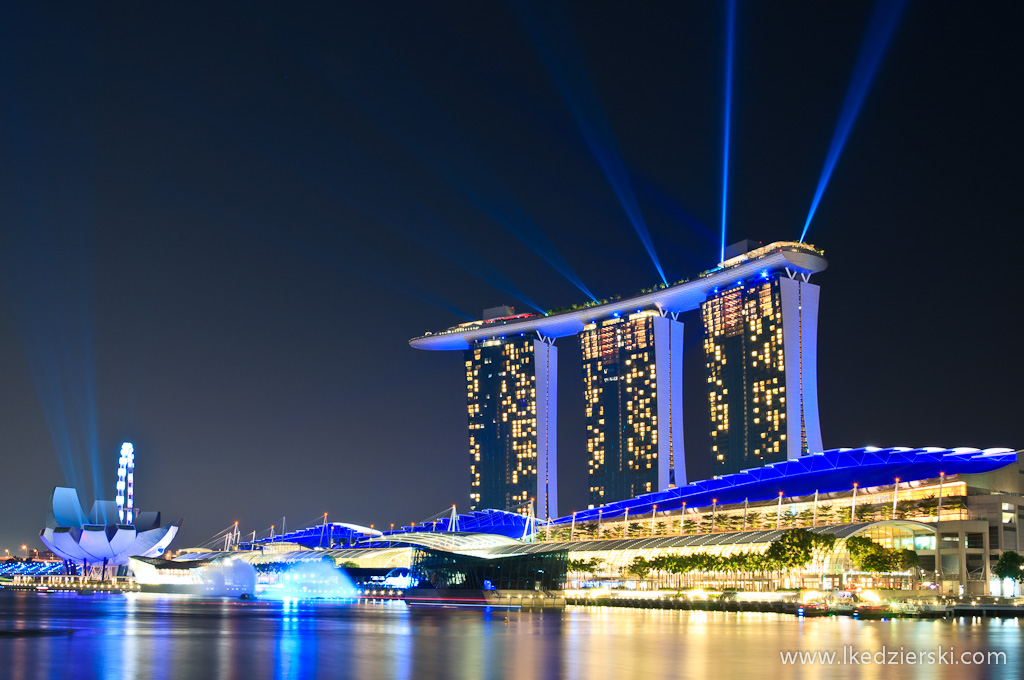 singapur po zachodzie słońca marina bay sands laser show