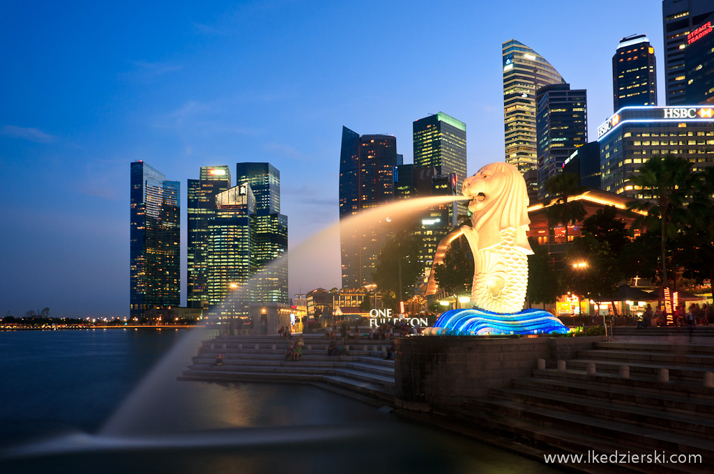 singapur po zachodzie słońca singapur by night merlion