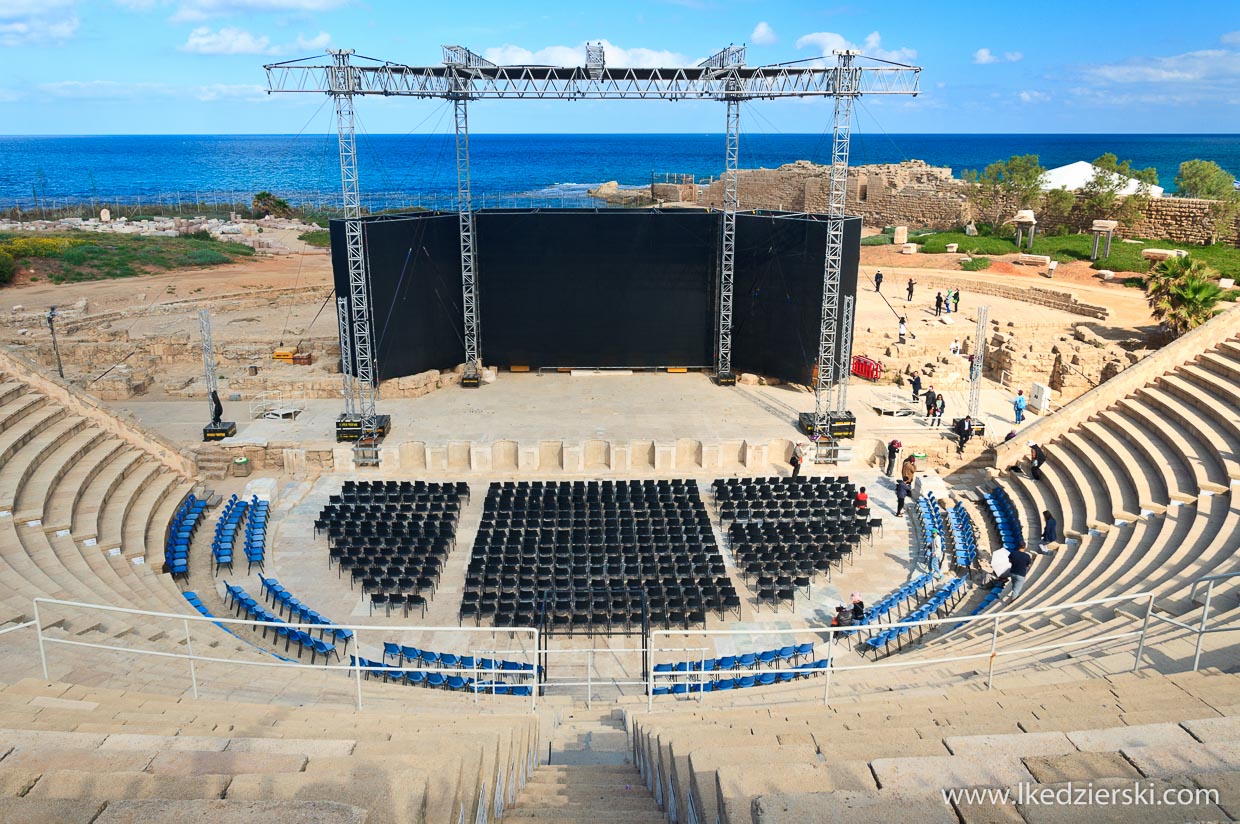 cezarea teatr rzymski ruiny na plaży