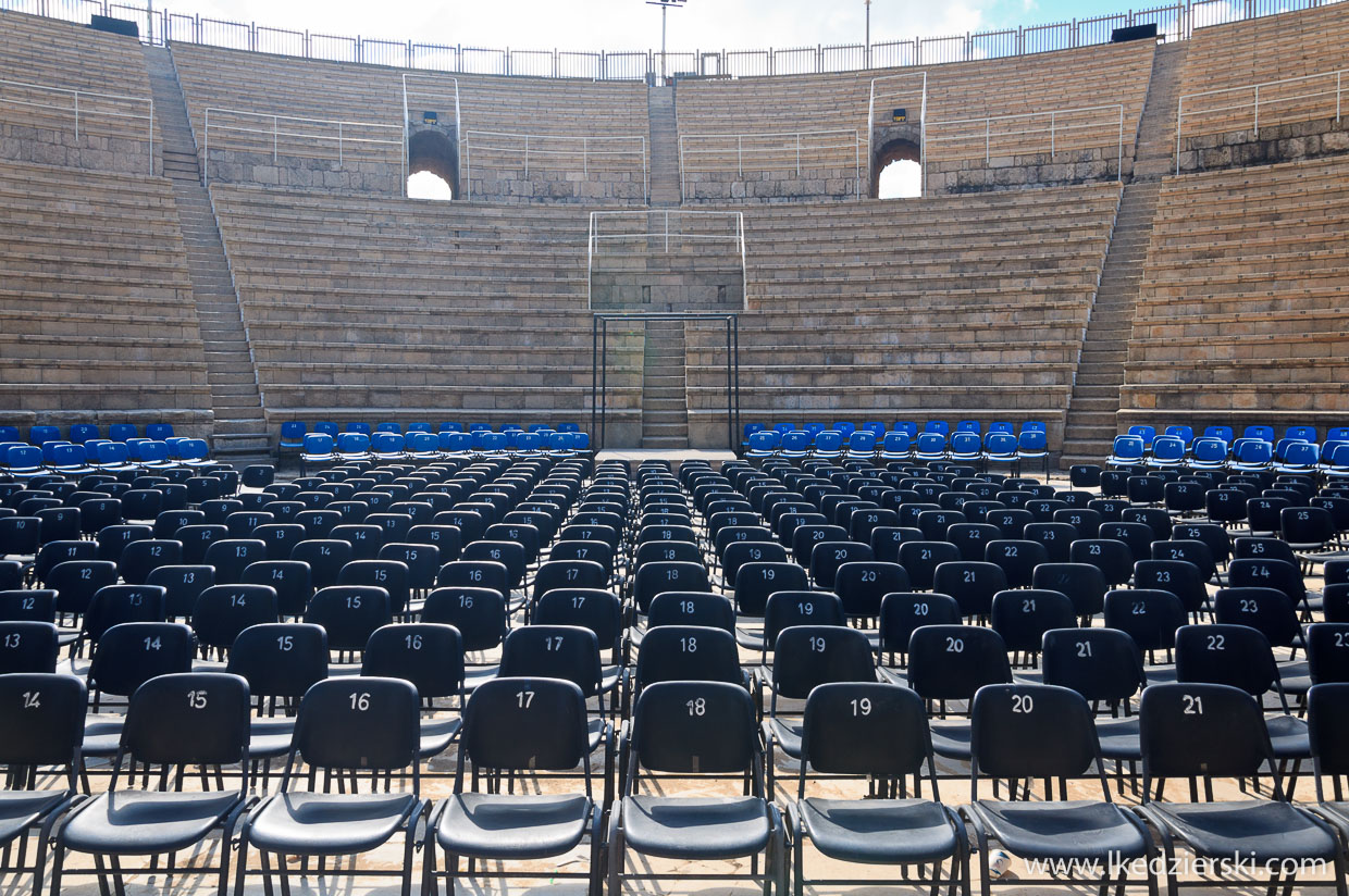 cezarea teatr rzymski ruiny na plaży