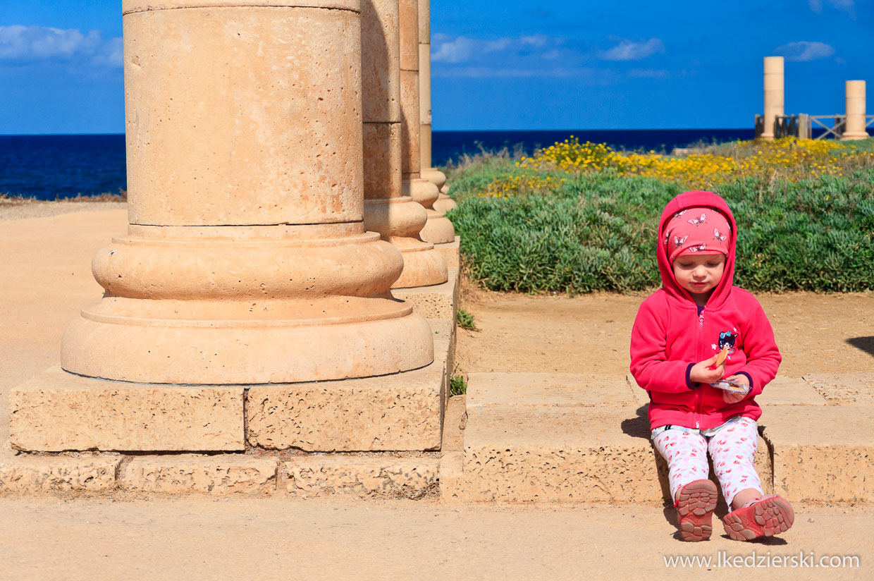 nadia w podróży ruiny na plaży