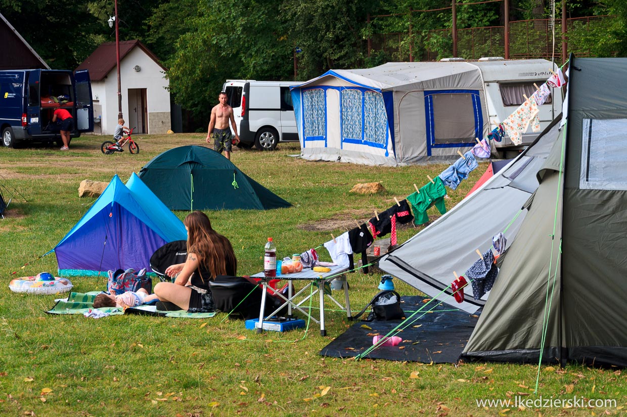 camping pod namiotem