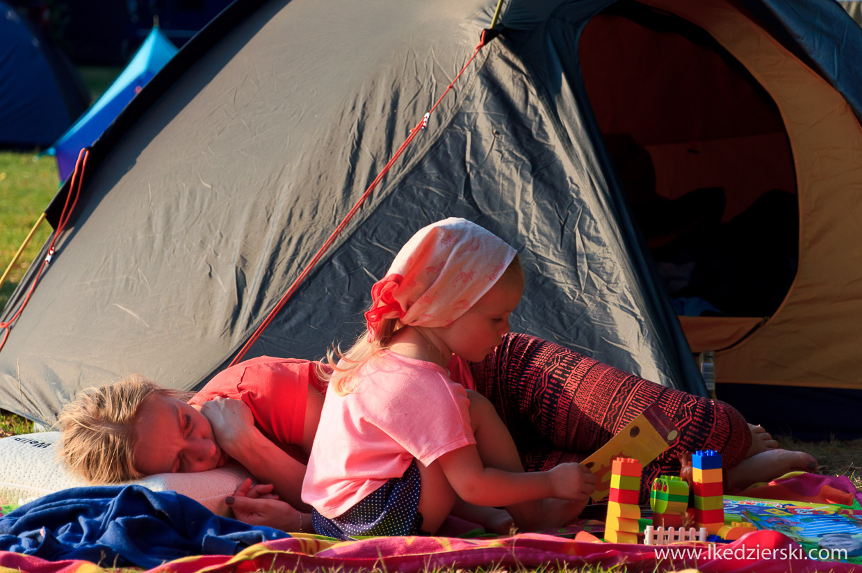 camping pod namiotem