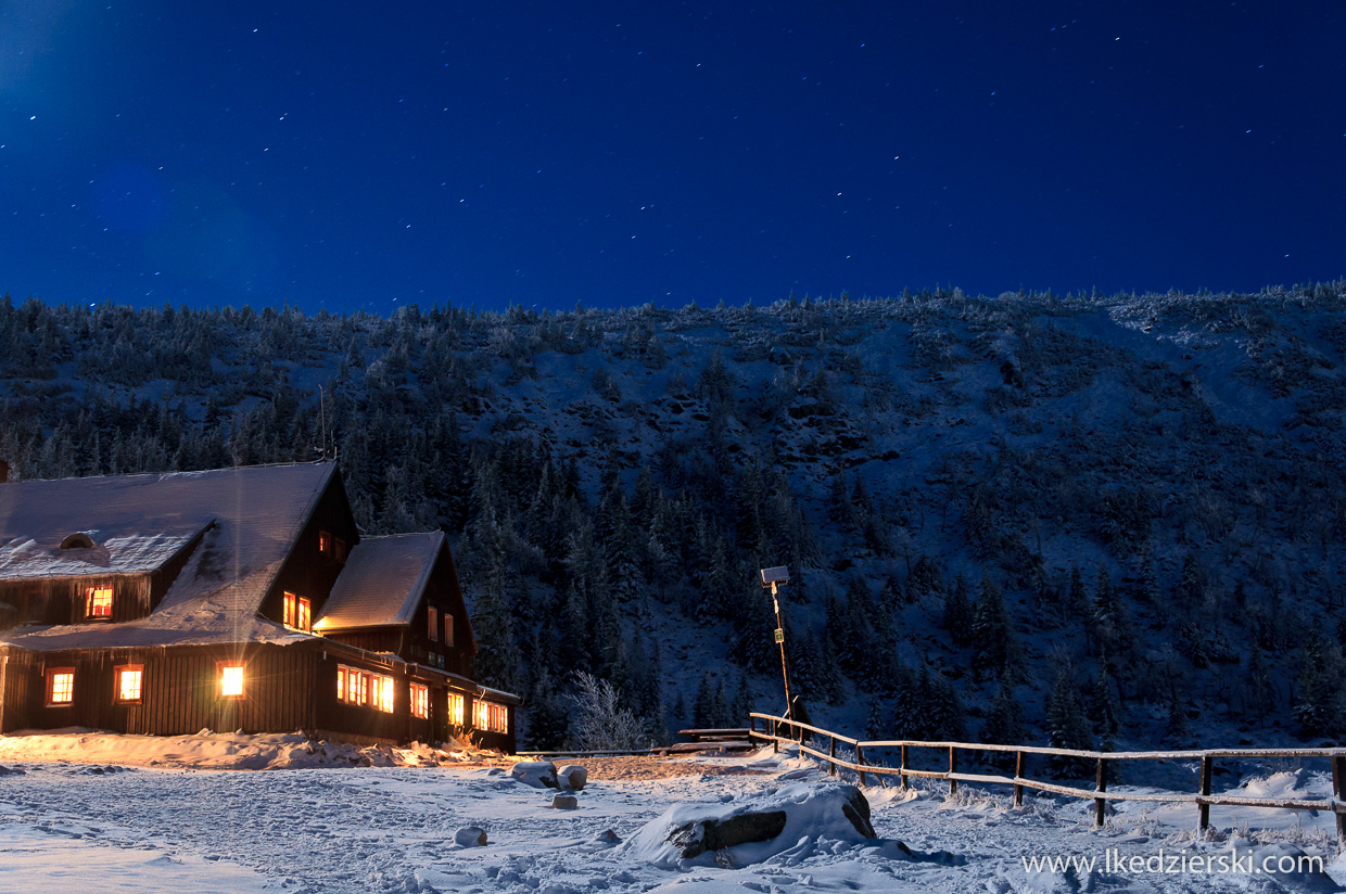 nocne zdjęcia karkonoszy schronisko samotnia