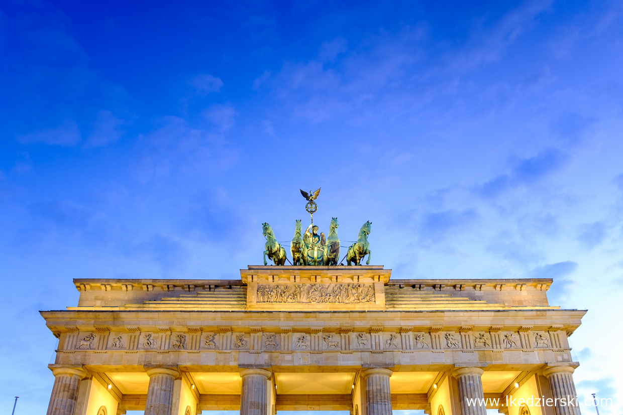 berlin brama brandenburska berlin na nocnych zdjęciach