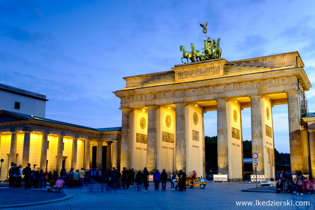 berlin brama brandenburska berlin na nocnych zdjęciach
