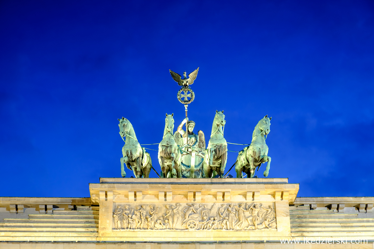 berlin brama brandenburska berlin na nocnych zdjęciach