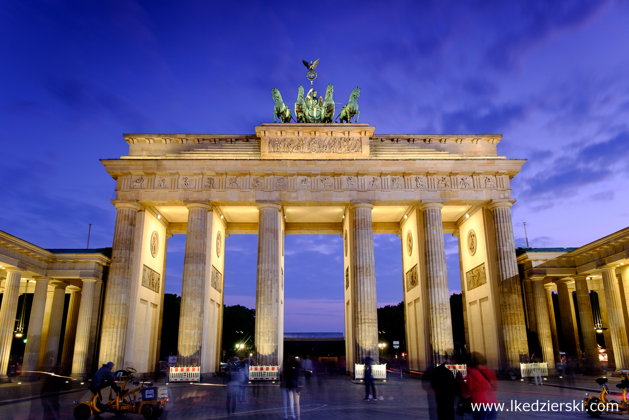 berlin brama brandenburska berlin na nocnych zdjęciach