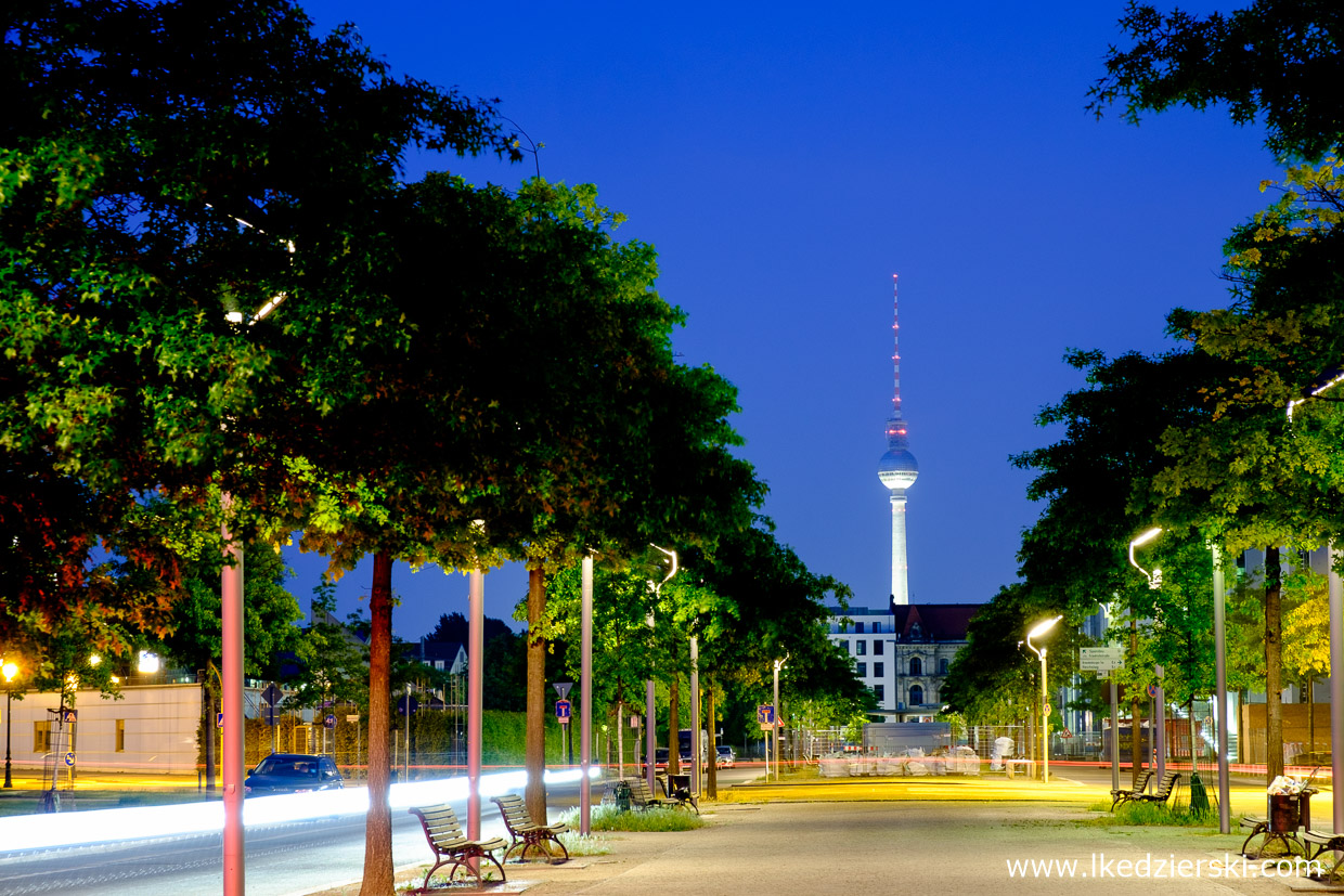 berlin tv tower sunset blue hour Berliner Fernsehturm berlin na nocnych zdjęciach