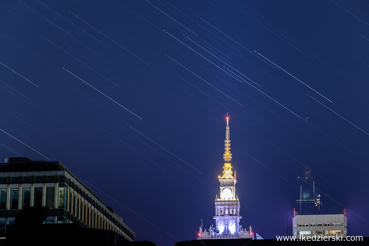 Warszawa. Startrails - Pałac Kultury i Nauki