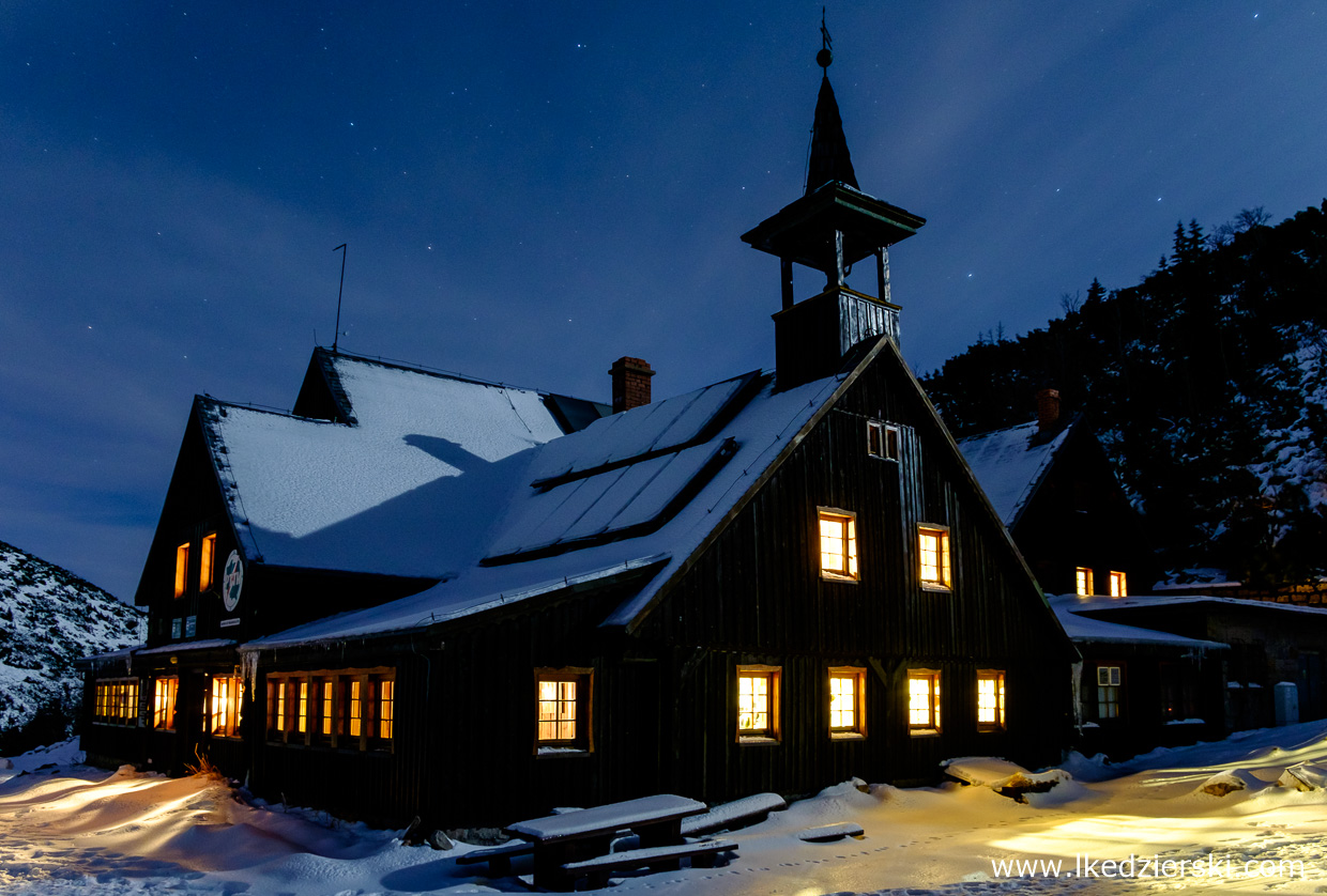 noc w karkonoszach nocne zdjęcia gór nocne zdjęcia karkonoszy samotnia schronisko