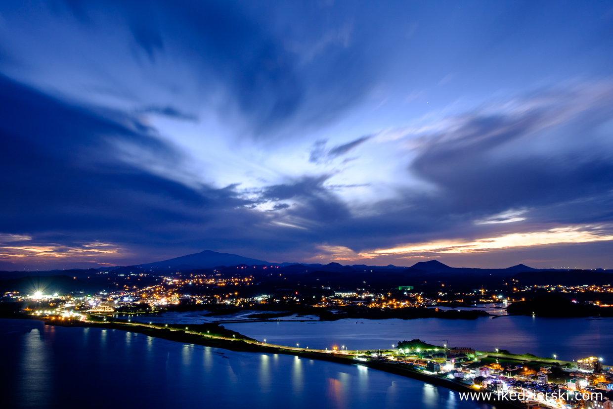 korea południowa nocne zdjęcia Seongsan Ilchulbong Peak (성산일출봉)