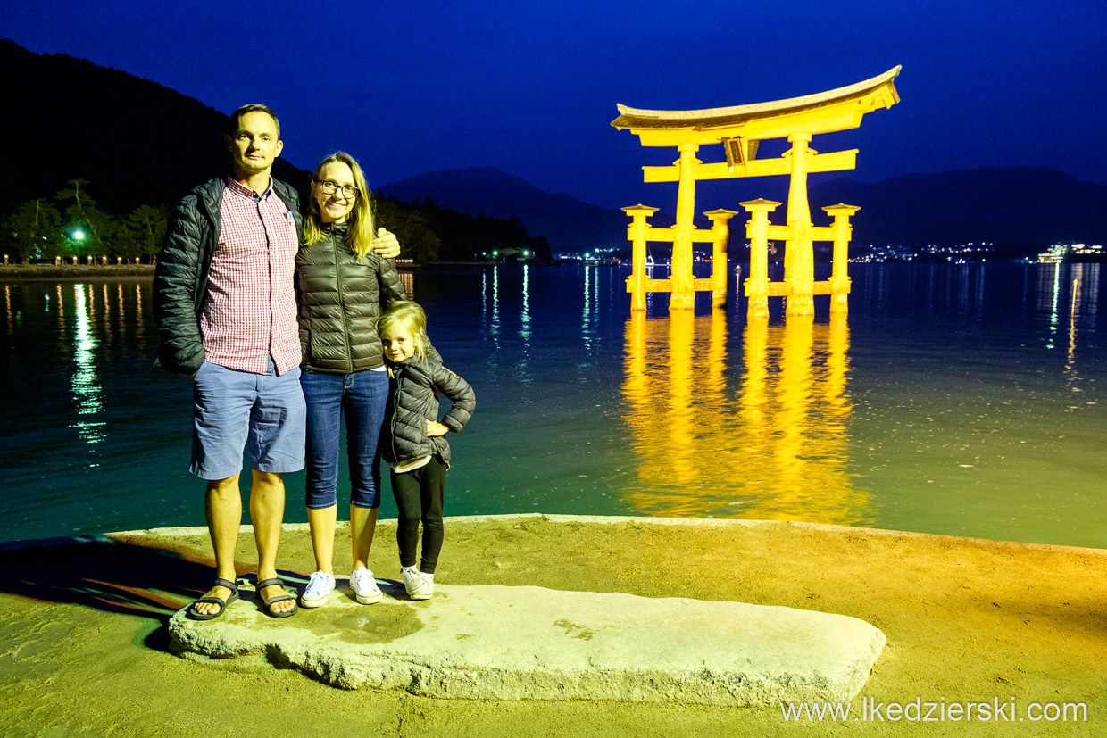 japonia Torii of Miyajima Itsukushima nadia w podróży podróż do japonii z dzieckiem