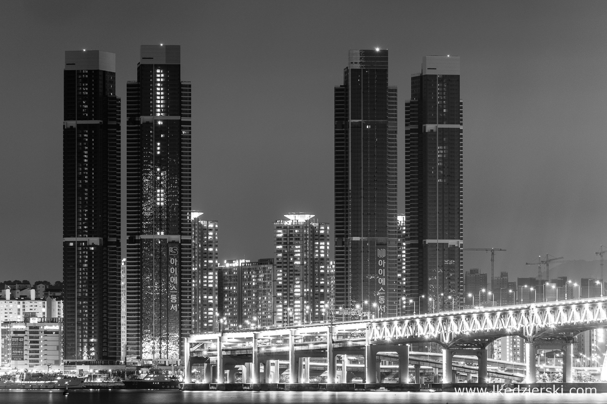 busan nocne zdjęcia black white