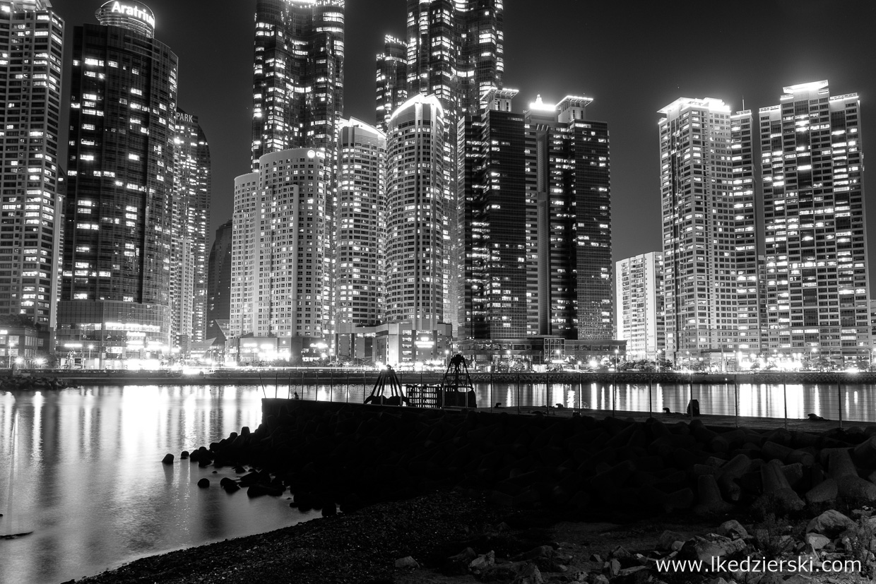 busan nocne zdjęcia black white