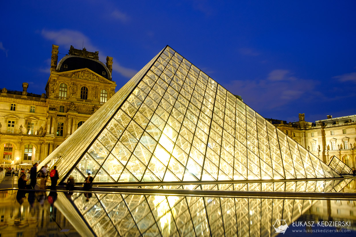 paryż luwr nocą piramida luwr