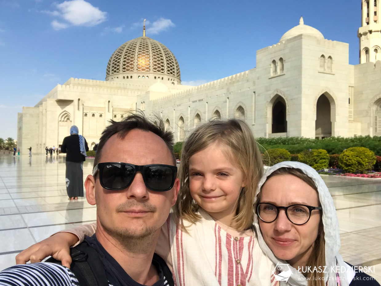 podróż do omanu maskat maskat wielki meczet sułtana qaboosa Sultan Qaboos Grand Mosque podróż do omanu atrakcje omanu oman atrakcje co warto zobaczyć w omanie