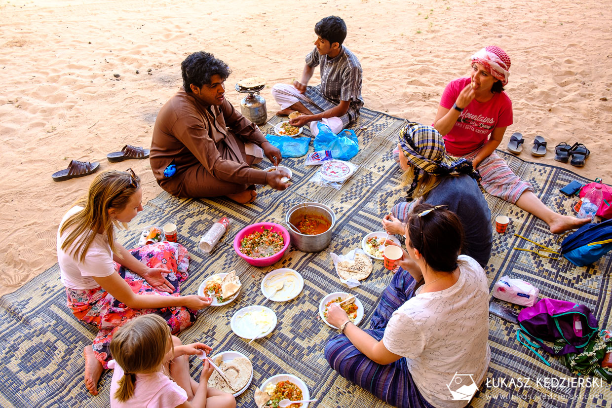 jordania wadi rum piknik pod skałą