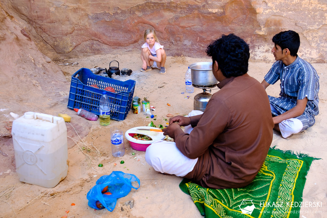 jordania wadi rum piknik pod skałą