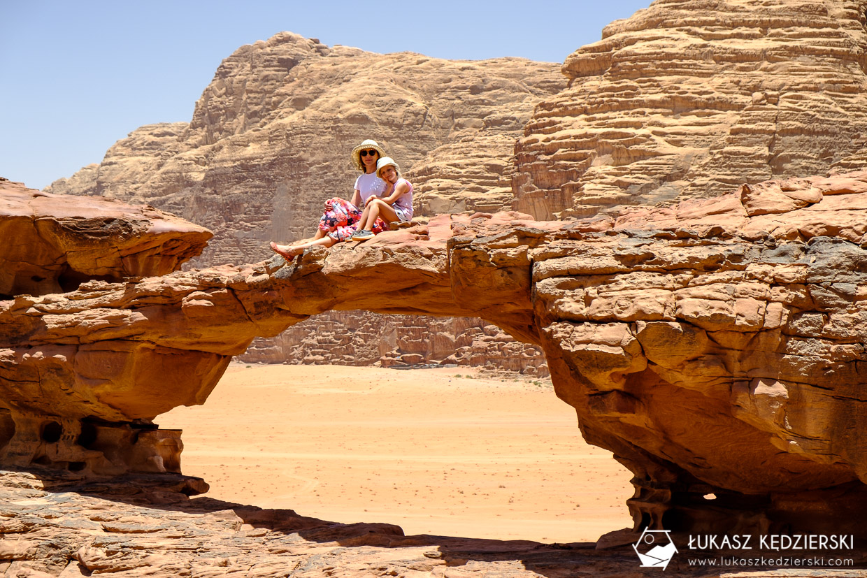 atrakcje wadi rum small rock arch mały łuk skalny jordania